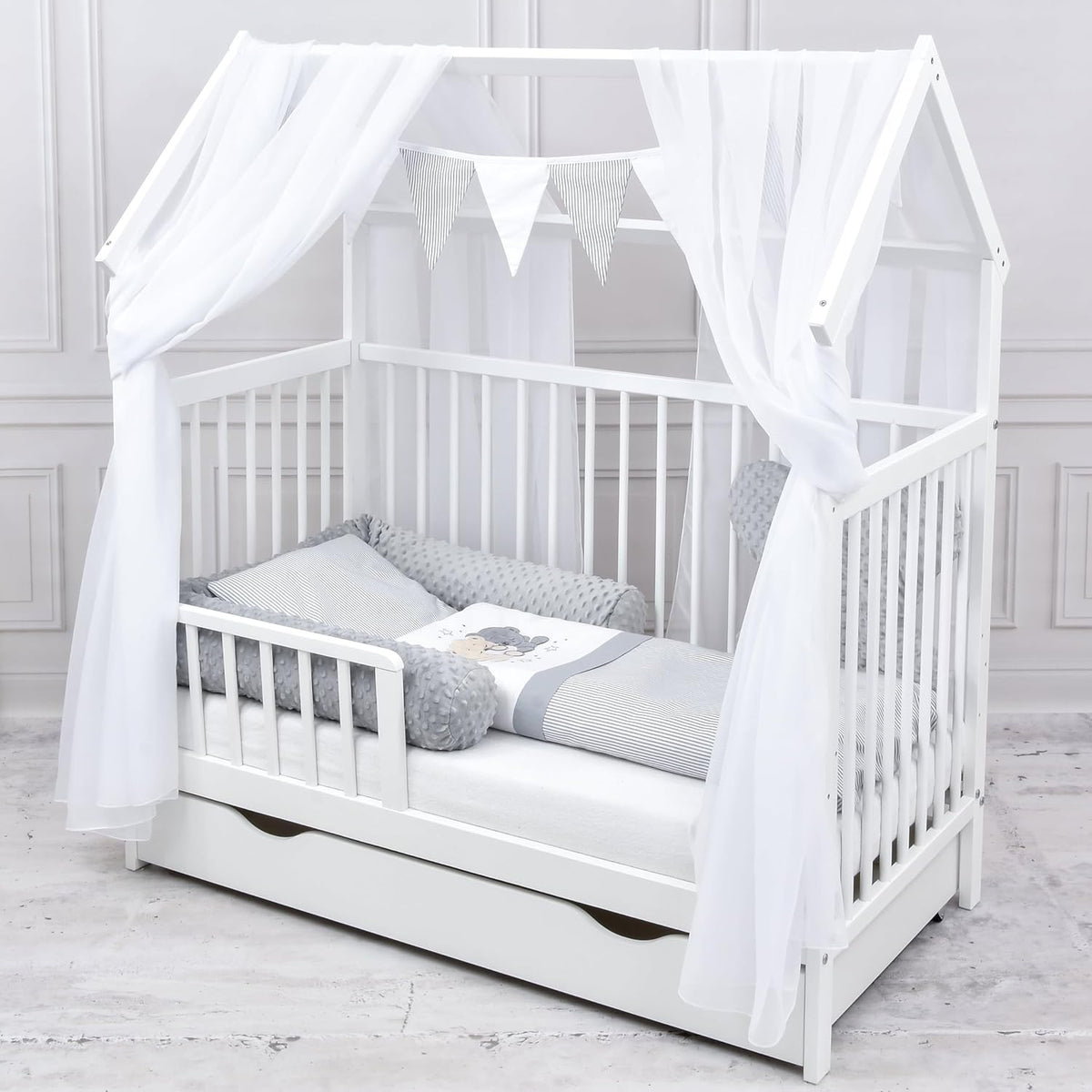 2026 Baby Delux Babybett Komplett Set Hausbett 60x120 cm weiß Schublade Rausfallschutz Kinderbett Matratze Bettwäsche Deko Set (Prince Stars)
