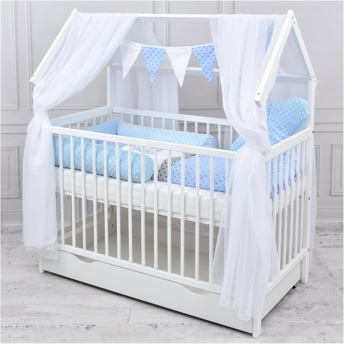 2026 Baby Delux Babybett Komplett Set Hausbett 60x120 cm weiß Schublade Rausfallschutz Kinderbett Matratze Bettwäsche Deko Set (Prince Stars)