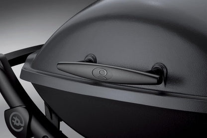 2026 Weber Q2400 Elekrogrill mit Seitentischen, 54 x 39cm Grillfäche, portable, 2-geteilter porzellanemaillierter Guss-Grillrost, Aluminiumguss Deckel & Gehäuse - Dark Grey (55020079)