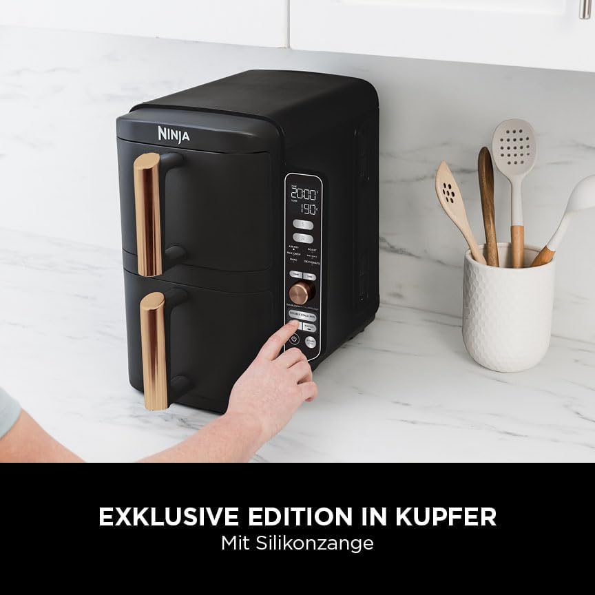 2026 Ninja Double Stack XL Heißluftfritteuse, 2 vertikale Schubladen, 4 Kochstufen, 2 Einschübe, platzsparendes Design, 9,5 L Fassungsvermögen, 6 Funktionen, 8 Portionen, Zange, Schwarz/Kupfer SL400EUCP