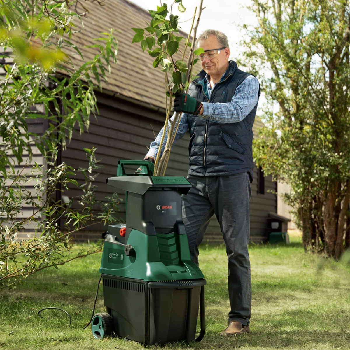 2026 Bosch Turbinenhäcksler AXT 25 TC (2.500 W; geeignet für Holz und harte Gartenabfälle; inklusive Gartenhandschuhe; integrierte Fangbox 53 l; in Karton) – Edition