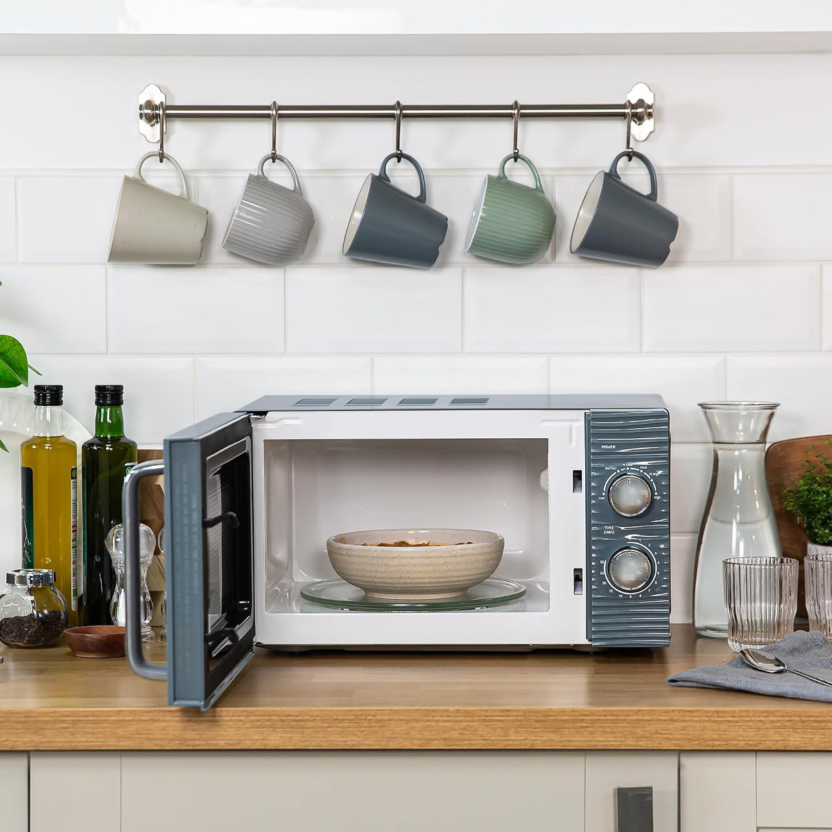 2026 Russell Hobbs RHM1731G Inspire Solo Mikrowelle, 17 Liter, 700W, Grau, mit 5 Leistungsstufen, Timer, Auftaufunktion, Leicht zu Reinigen