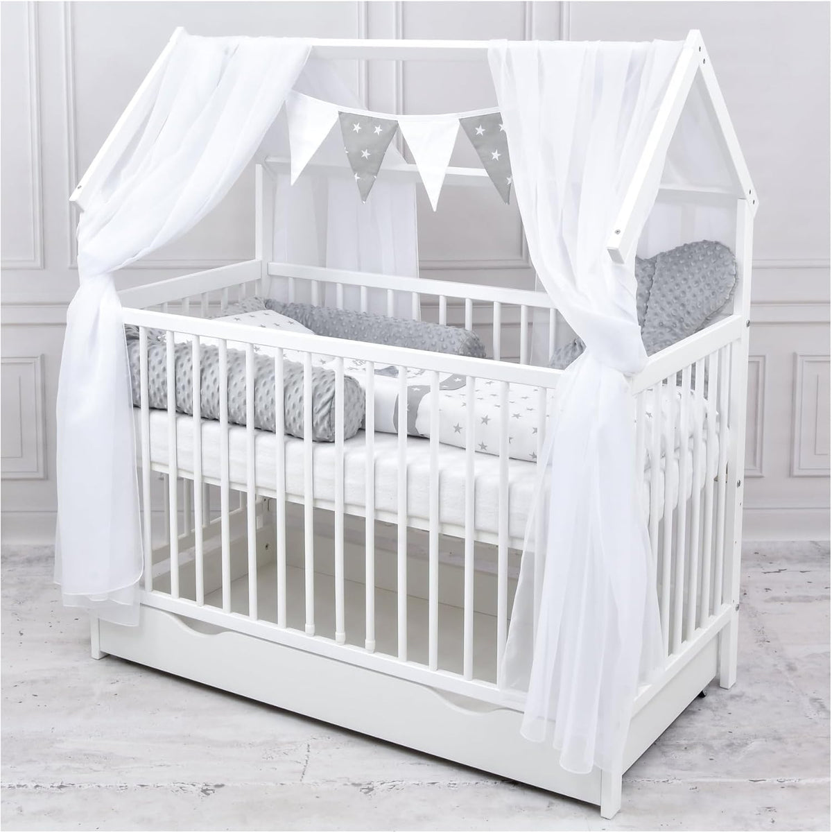 2026 Baby Delux Babybett Komplett Set Hausbett 60x120 cm weiß Schublade Rausfallschutz Kinderbett Matratze Bettwäsche Deko Set (Prince Stars)
