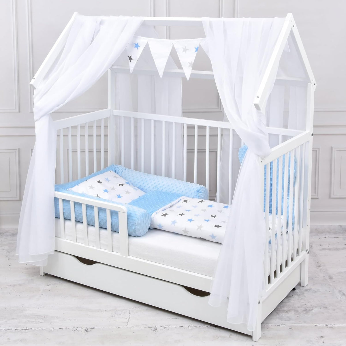 2026 Baby Delux Babybett Komplett Set Hausbett 60x120 cm weiß Schublade Rausfallschutz Kinderbett Matratze Bettwäsche Deko Set (Prince Stars)