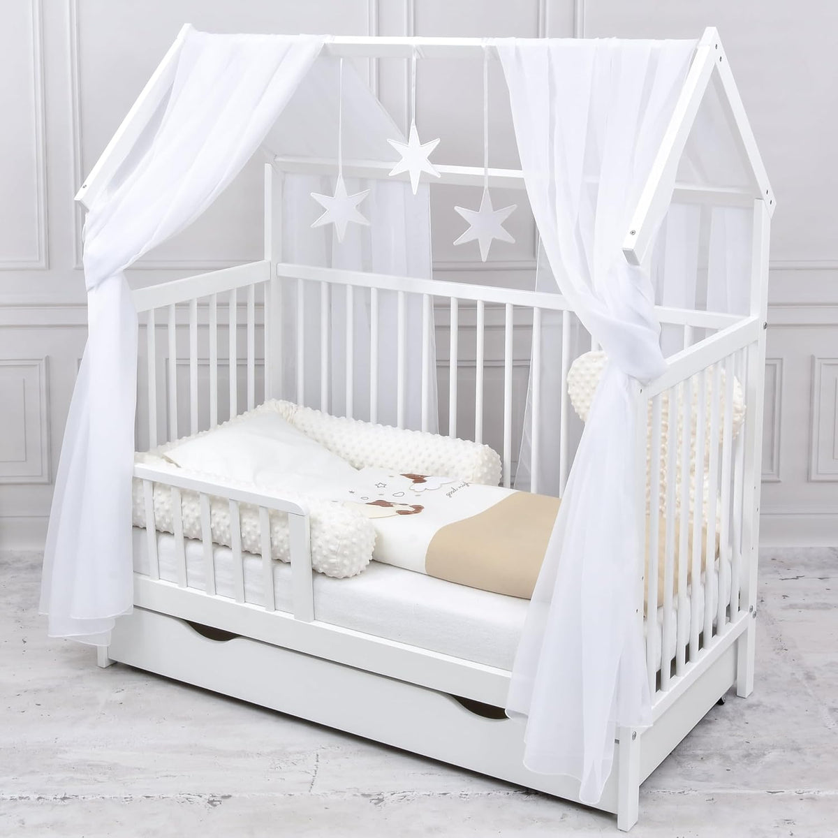 2026 Baby Delux Babybett Komplett Set Hausbett 60x120 cm weiß Schublade Rausfallschutz Kinderbett Matratze Bettwäsche Deko Set (Prince Stars)