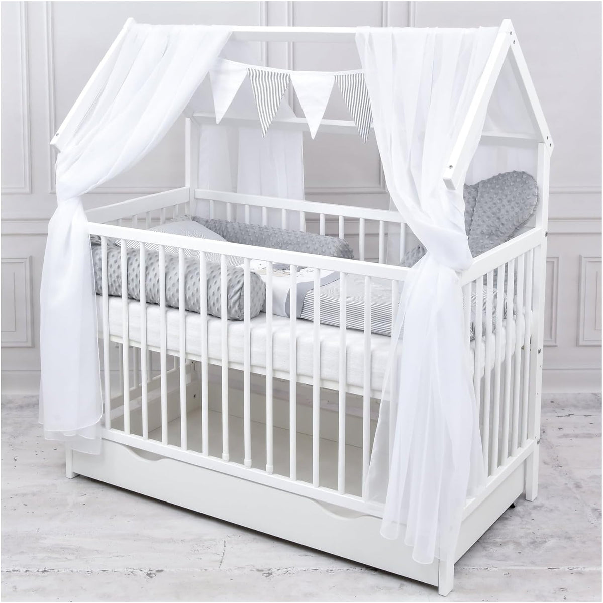 2026 Baby Delux Babybett Komplett Set Hausbett 60x120 cm weiß Schublade Rausfallschutz Kinderbett Matratze Bettwäsche Deko Set (Prince Stars)