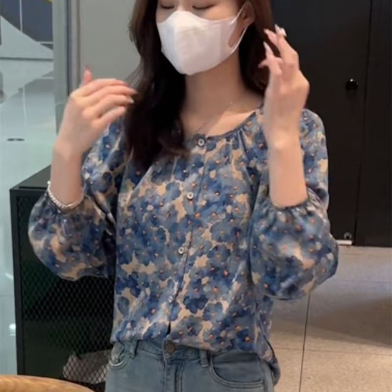 Locker sitzende Damenbluse mit Laternenärmeln
